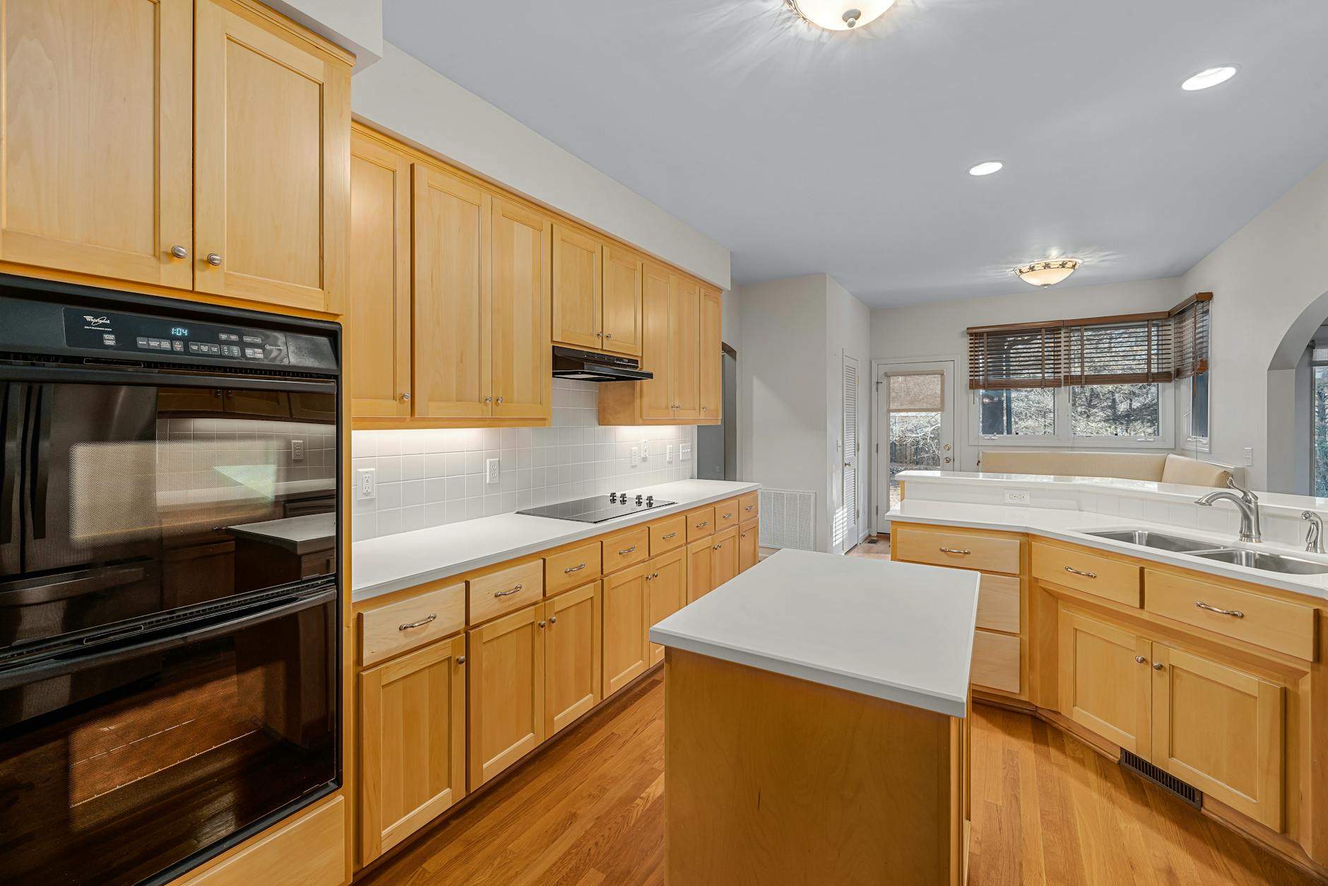 Nowoczesna, przestronna kuchnia z drewnianymi szafkami i wyspą