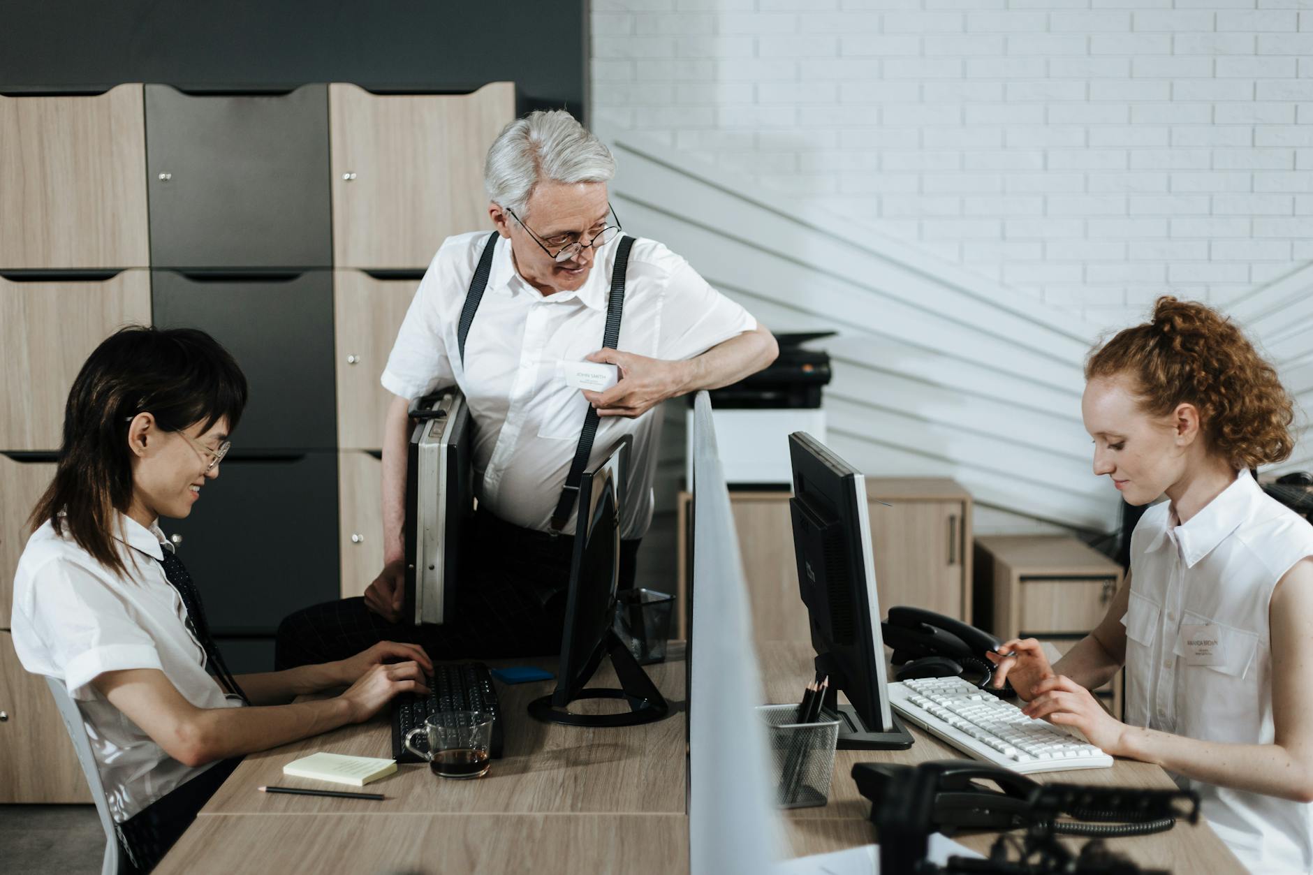 Zespół pracowników biurowych omawia projekt przy biurkach