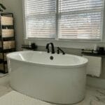 Nowoczesna łazienka z elegancką wolnostojącą wanną przy zabudowie